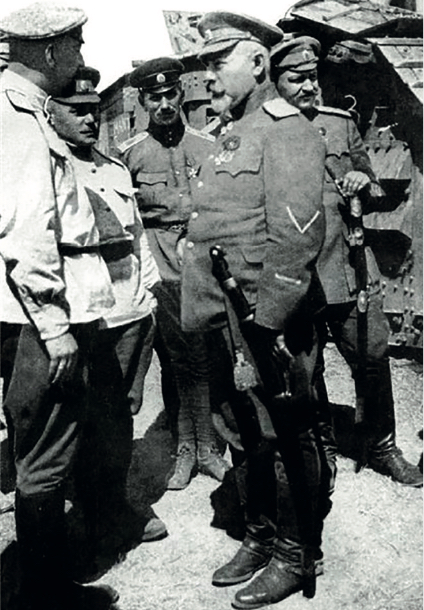 Gen. Anton Denikin wizytuje jednostkę pancerną na południu Rosji, 1919 r.