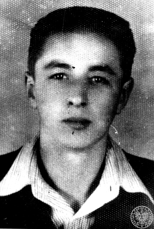 Leopold Słomczyński, żołnierz „Warszyca”, rocznik 1927 – chłopiec, o którym wspominał ks. Piwowarski. Komunistyczny tzw. sąd skazał L. Słomczyńskiego na karę śmierci, a kaci z UB zamordowali go w nocy z 9 na 10 maja 1946 r. Fot. z zasobu IPN