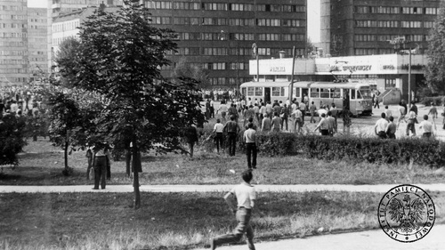 Starcie demonstrantów z siłami MO na ul. Legnickiej we Wrocławiu, 31 sierpnia 1982 r. Fot. IPN