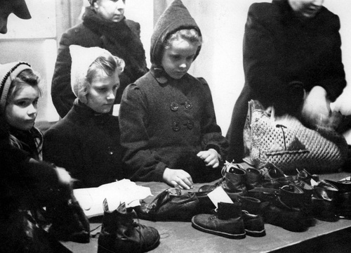 Kraków, punk wymiany starego obuwia dla dzieci, luty 1944 r. Fot. NAC