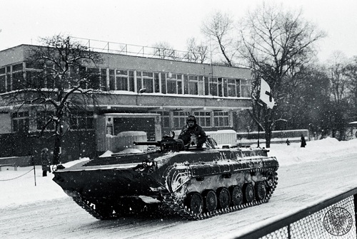Samochód opancerzony z flagą czerwonego krzyża na jednej z ulic w Gdańsku, grudzień 1981 r. Fot. AIPN