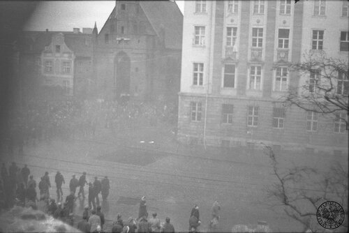 Demonstracja pod Komitetem Wojewódzkim PZPR w Gdańsku 15 grudnia 1970 r. (widok od strony kościoła św. Elżbiety). Fot. z zasobu IPN