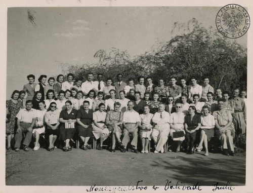 Grupa nauczycieli zatrudnionych w polskich szkołach na terenie Osiedla Polskiego w Valivade. Fot. AIPN