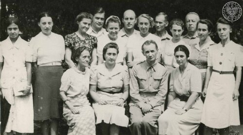 Grono pedagogiczne Gimnazjum i Liceum im. Marii Curie-Skłodowskiej w Osiedlu Polskim w Valivade. Siedzą od lewej strony: Fanny Wray, Maria Borońska, ks. Leopold Dallinger, Maria Skórzyna, stoją od lewej: NN, Eugenia Karwowska, Joanna Kowalska, Zdzisław Sikorski, Janina Szymańska, Jan Latawiec, Anna Handerek, Henryk Katkiewicz, Maria Czarnecka, Franciszek Podsoński, Janina Latawiec, Janina Kłosowska. Fot. AIPN