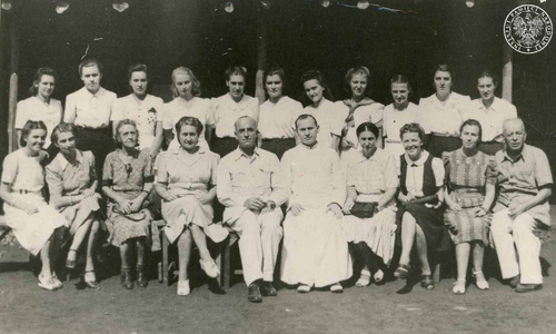 Maturzyści w towarzystwie nauczycieli oraz delegata Delegatury MWRiOP w Bombaju, Michała Goławskiego (pośrodku), Osiedle Polskie w Valivade, marzec 1945 r. Fot. AIPN