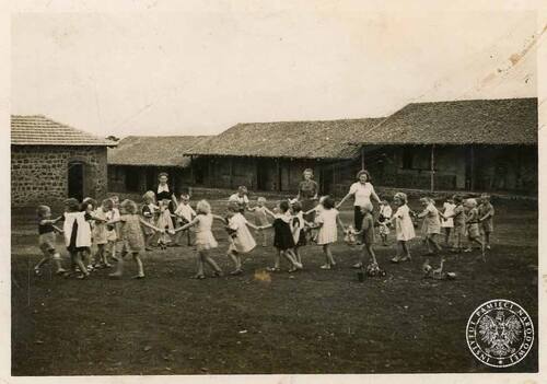 Grupa przedszkolaków z Osiedla Polskiego w Valivade. Fot. AIPN