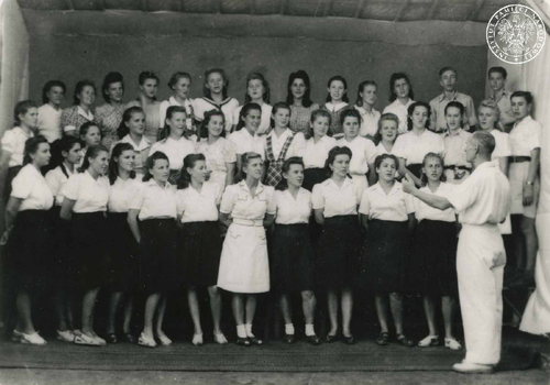 hór Gimnazjum i Liceum im. Marii Curie-Skłodowskiej w Osiedlu Polskim w Valivade pod batutą Henryka Katkiewicza. Fot. AIPN