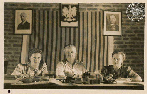 Zdzisław Żerebecki, kierownik Inspektoratu Szkolnego w Valivade, w towarzystwie współpracownic. Fot. AIPN