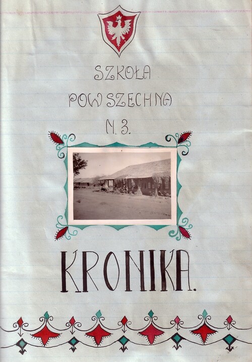 Strona tytułowa kroniki Szkoły Powszechnej nr 3 im. gen. Władysława Sikorskiego w Osiedlu Polskim w Valivade. Fot. AIPN