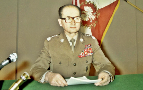 Wojciech Jaruzelski ogłasza wprowadzenie stanu wojennego. Według późniejszego orzecznictwa akt ten był niezgodny nawet z komunistycznym prawem obowiązującym w PRL