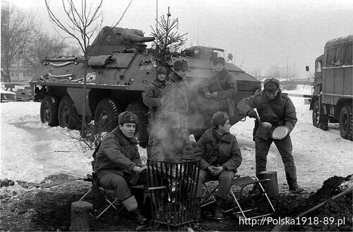 Warszawa, zima 1981/1982 r. Obecność wojska na ulicach była zjawiskiem typowym dla początkowych tygodni stanu wojennego (fot. Tadeusz Zagoździński)