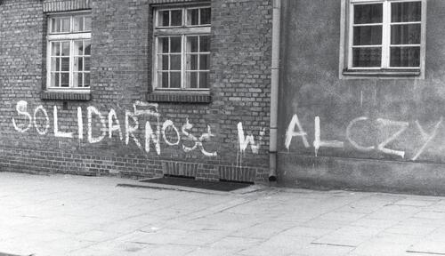Napis na murze z okresu stanu wojennego. Tego typu wymalowanych haseł było tysiące w całym kraju, zwłaszcza w Warszawie, Trójmieście i na Śląsku