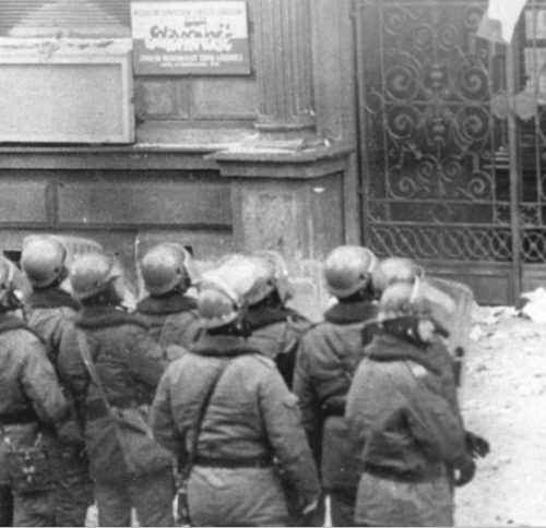 ZOMO przygotowuje się do ataku na siedzibę Zarządu Regionu NSZZ „Solidarność” w Łodzi, 13 grudnia 1981 r. (fot. IPN)