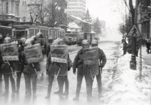 Blokada ZOMO na ul. Piotrkowskiej, 13 grudnia 1981 r. (fot. IPN)
