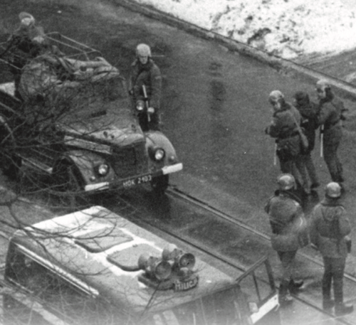 Milicja aresztuje łódzkich działaczy Solidarności, 13 grudnia 1981 r. (fot. IPN)