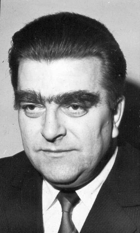 Tadeusz Bejm (1929–1988) jako przewodniczący Prezydium Wojewódzkiej Rady Narodowej w Gdańsku (1969–1971) nadzorował przebieg nocnych pogrzebów ofiar Grudnia 1970. Na zdjęciu portretowym jest mężczyzna w średnim wieku o nieco nalanej twarzy, krzaczastych, ciemnych brwiach, ciemnych, zaczesanych do tyłu włosach, lekko się uśmiechający, gładko ogolony, ubrany w marynarkę, krawat i białą koszulę.
