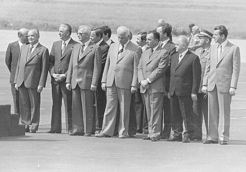 2 czerwca 1979 r., lotnisko Okęcie. Wśród oczekujących na przylot Jana Pawła II, kierownik UdSW Kazimierz Kąkol (3. z prawej). Fot. NAC