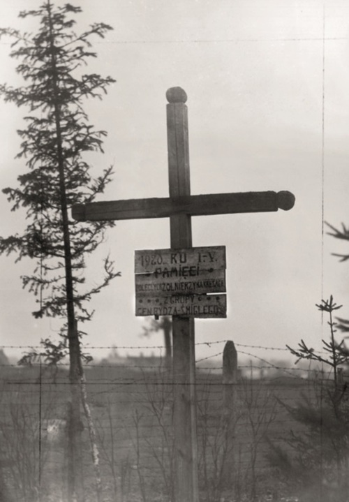 Zbiorowa mogiła żołnierzy polskich w Dyneburgu,  październik 1931 r. Fot. NAC