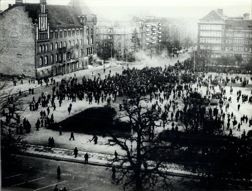 Wybuch buntu Polaków przeciw komunistom w grudniu 1970 r. Demonstranci przed Komendą Wojewódzką MO w Szczecinie. Zdjęcie opublikowane w części „Grudzień 1970” portalu IPN „polskiemiesiace.ipn.gov.pl”
