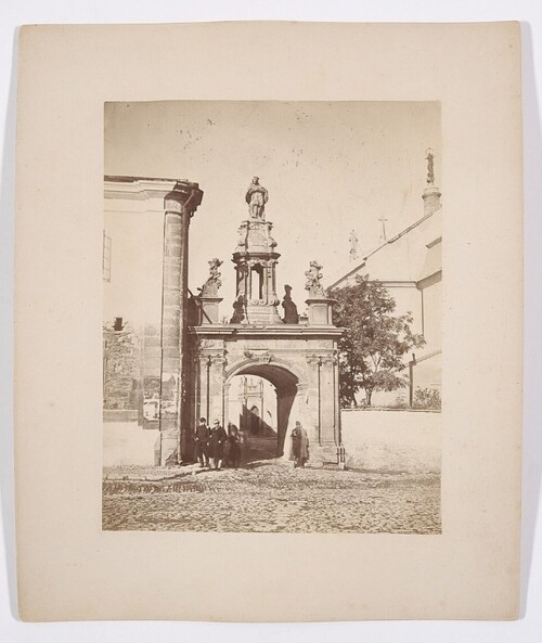 Brama katedralna w Kamieńcu Podolskim, około 1865. Ze zbiorów cyfrowych Biblioteki Narodowej (polona.pl). Autor: August Engel