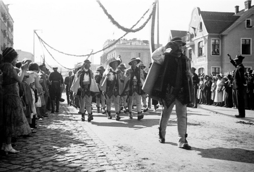 Górale z Zakopanego podczas defilady z okazji Święta Morza w Gdyni, 31 lipca 1932 r. Fot. NAC