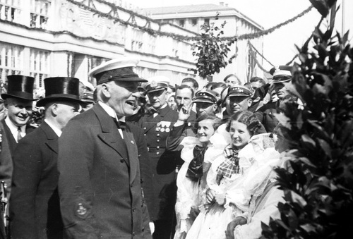 Prezydent RP Ignacy Mościcki (w środku na pierwszym planie) podczas rozmowy z uczestniczkami uroczystości z Żywca. Widoczny także szef Kancelarii Cywilnej Prezydenta RP Bronisław Hełczyński (1. z lewej), 31 lipca 1932 r.