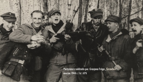 Partyzanci z oddziału por. Gracjana Fróga „Szczerbca”, marzec 1944 r. Fot. AIPN