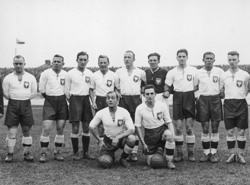Reprezentacja Polski przed meczem z Czechosłowacją, rozegranym w Warszawie, 15 października 1933 r. Fot. NAC