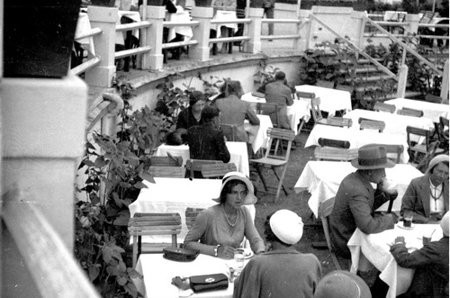 Kawiarnia na wolnym powietrzu w Gdyni, 1932 r. Fot. NAC