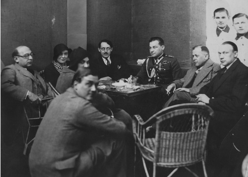 Grupa literatów w poznańskiej kawiarni. Widoczni m.in.: hr Tarnowski, Antoni Słonimski (pierwszy z lewej), Jan Parandowski (pierwszy z prawej), Janina Konarska, Sochowski, kapitan Mieczysław Lepecki (trzeci z prawej), Ferdynand Goetel (drugi z prawej), 1933 r. Fot. NAC
