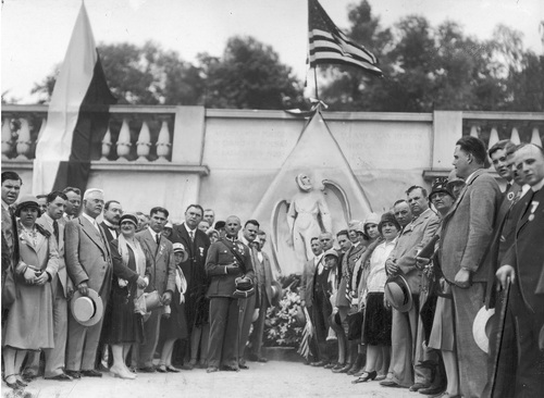 Uczestnicy wycieczki Związku Narodowego Polskiego z Ameryki przed grobem lotników amerykańskich na Cmentarzu Obrońców Lwowa, Fot. NAC