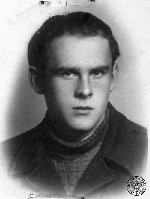 Zenon Bonarski „Korwin”, uczeń piotrkowskiego gimnazjum, w czasie okupacji żołnierz 27. pp AK, członek kompanii KWP „Kosy”, 23 grudnia 1945 r. ranny w rękę. Ujawnił się w 1947 r. Fot. z zasobu IPN