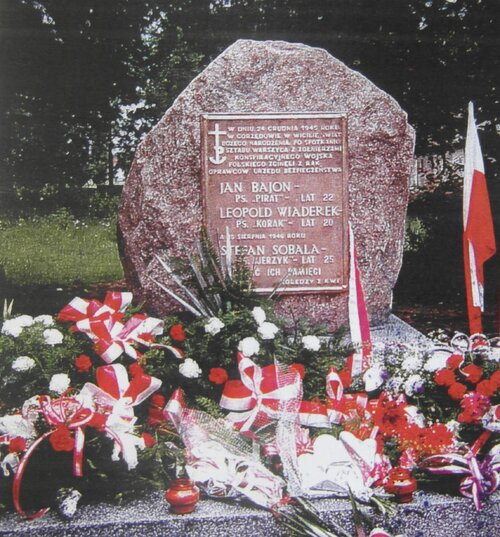 Obelisk odsłonięty w 1993 r. w Gorzędowie (zbiory prywatne Wandy Czajki)