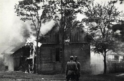 Płonący Michniów, 12 lipca 1943 r. Fot. ze zbiorów IPN