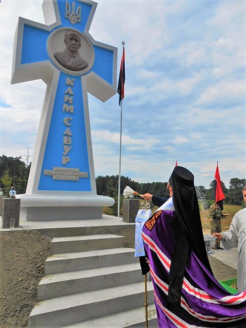 Monument to Dmytro Klyachkivsky as Klym Savur at his place of death near Orzhiv, sprinkled with holy water by a Ukrainian Orthodox priest (2015). Photo: Wikimedia Commons/GolbeUA - Own work (CC BY-SA 4.0)