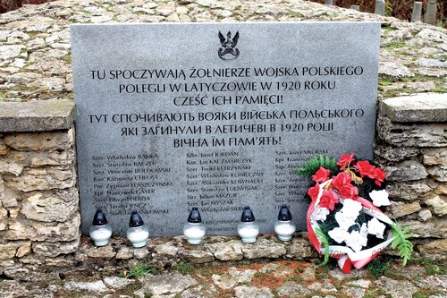 Cmentarz w Latyczowie. Tablica pamiątkowa na zbiorowej mogile żołnierzy poległych w 1920 roku. Sto lat później. Fot. Adam Hlebowicz (IPN)