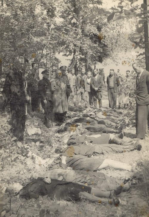 Victims of the UPA attack on a train conducted on June 16, 1944 near Zatyl (vicinity of Lubycza Królewska). Photo: IPN collection