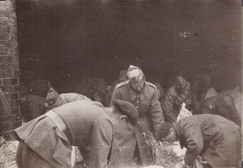 Polscy żołnierze nakładają słomę do sienników we Francji, 1940. Kopia cyfrowa pozyskana do IPN ze Stowarzyszenia Weteranów Armii Polskiej w Ameryce (właściciela praw autorskich)