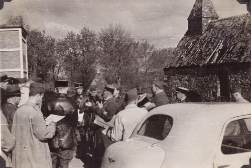 Polscy żołnierze spotykają się z żołnierzami francuskimi we Francji, 1940. Kopia cyfrowa pozyskana do IPN ze Stowarzyszenia Weteranów Armii Polskiej w Ameryce (właściciela praw autorskich)