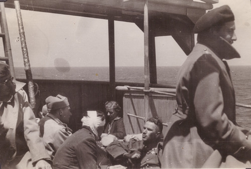 Polscy żołnierze na okręcie podczas ewakuacji do Anglii, czerwiec 1940. Kopia cyfrowa pozyskana do IPN ze Stowarzyszenia Weteranów Armii Polskiej w Ameryce (właściciela praw autorskich)