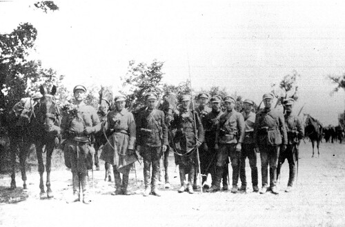 Żołnierze 14. Pułku Ułanów Jazłowieckich (fotografia pozowana), 1919. Ze zbiorów Narodowego Archiwum Cyfrowego