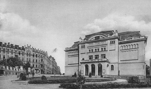 Teatr na Pohulance w Wilnie, miejsce obrad Sejmu Litwy Środkowej. Z lewej widoczna ulica Wielka Pohulanka - obecnie nosi nazwę Jana Basanowicza, jednego z sygnatariuszy aktu niepodległości Litwy 1918 r. Fot. NAC