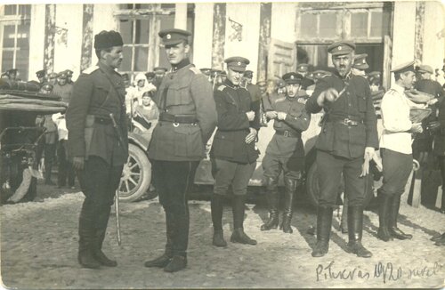 Wizyta dowództwa armii estońskiej w Pskowie 31 maja 1919 roku. Stanisław Bułak-Bałachowicz rozmawia z dowódcą armii estońskiej Johanem Laidonerem.