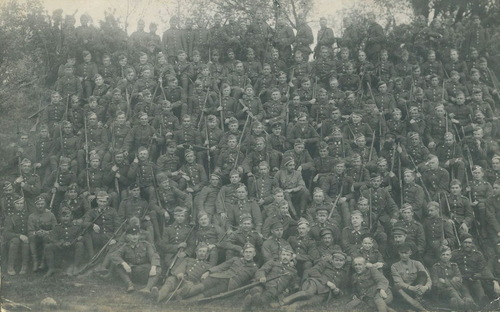 Żołnierze z oddziału rozpoznania konnego grupy Stanisława Bułaka-Bałachowicza w zdjęciu pozowanym, Brześć (nad Bugiem), 1920 rok. Bardzo duża grupa spieszonych, uzbrojonych żołnierzy, stojących, siedzących lub leżących na pagórku.
