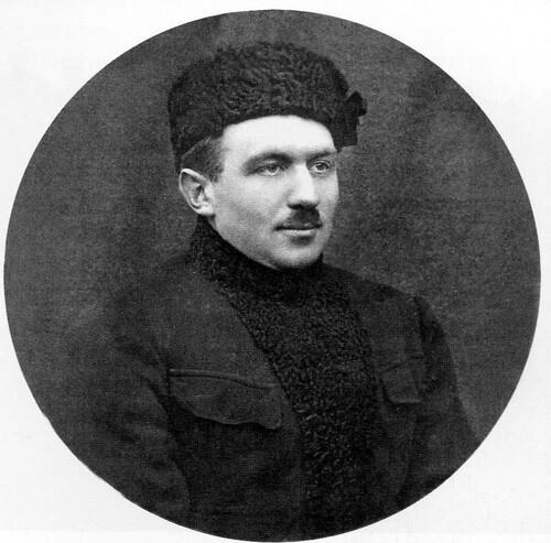 Stanisław Bułak-Bałachowicz, pomiędzy latami 1918 a 1921. Okrągły portret młodego mężczyzny z wąsami ubranego w ubranie typu wschodniego, z futrzaną czapką na głowie.