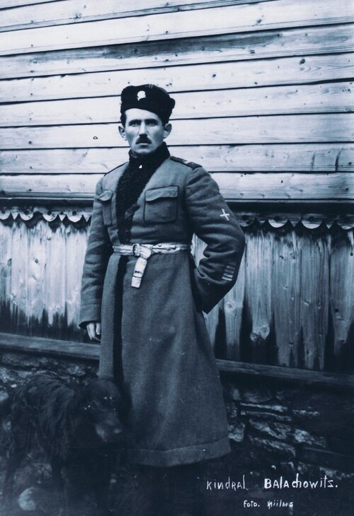 Stanisław Bułak-Bałachowicz ze swoim psem Wrightem, październik-listopad 1919 roku. Generał ma na sobie ubranie wojskowe typu wschodniego.