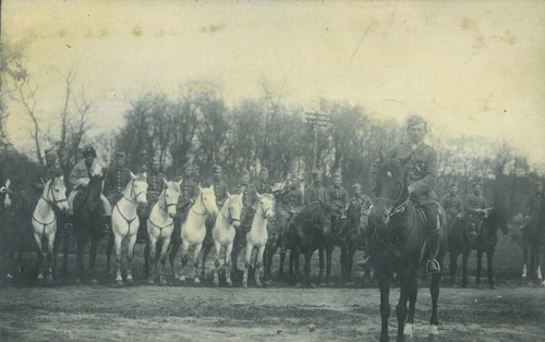 Sztab grupy Stanisława Bułaka-Bałachowicza, Brześć (nad Bugiem), 1920 rok. Oficerowie, żołnierze siedzą w szyku na koniach. Z przodu - dowódca. W tle drzewa i słup telegraficzny.