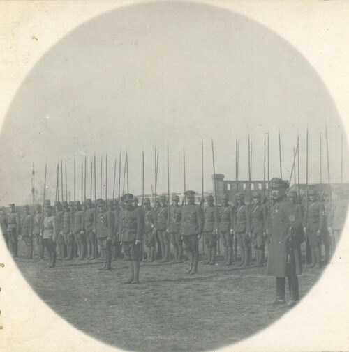 Sotnia tak zwanych wilków z grupy Stanisława Bułaka-Bałachowicza, Brześć (nad Bugiem), 1920 rok. Na placu w szyku wojskowym stoją żołnierze trzymając lance.