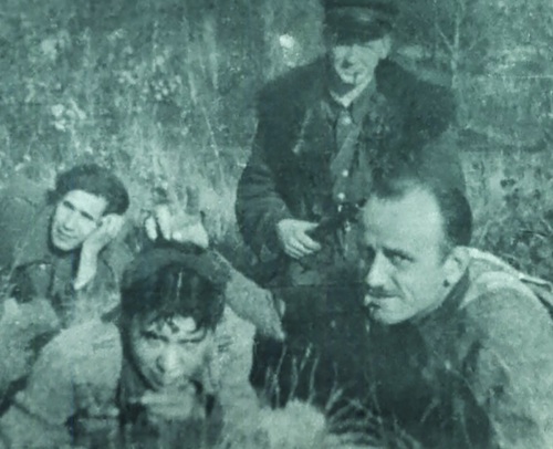W pierwszym rzędzie Lidia Lwow „Ewa” i rtm. Zygmunt Szendzielarz „Łupaszka”, Wileńszczyzna, wrzesień 1943 r. Fot. AIPN
