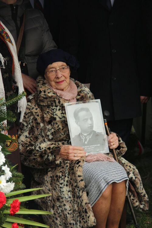 Lidia Lwow-Eberle podczas odsłonięcia pomnika mjr. Zygmunta Szendzielarza „Łupaszki” w Osielcu – 24 marca 2019. Fot. IPN